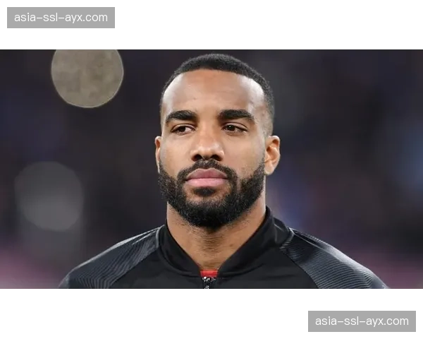 特写：老将拉卡泽特进球后指向天空，告慰近日离世的亲友